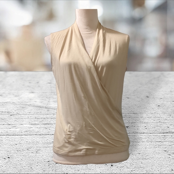 NWT Banana republic sleeveless wrap around look blouse beige top size M - Picture 2 of 13